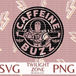 Puede incluir: Diseño gráfico en blanco y negro de un personaje de dibujos animados, Buzz Lightyear, sosteniendo una pistola láser. El diseño está en un círculo con el texto "CAFFEINE BUZZ" alrededor del exterior. El fondo es un patrón rosa de rayos.