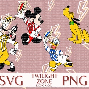 Puede incluir: Una ilustración digital de cuatro personajes de Disney: Mickey Mouse, Goofy, Donald Duck y Pluto. Mickey Mouse lleva una camisa a rayas rojas y blancas y un sombrero rojo. Goofy lleva una camisa amarilla con un chaleco a rayas amarillas y negras y un sombrero amarillo. Donald Duck lleva una camisa a rayas azules y blancas y un sombrero azul. Pluto lleva una pajarita verde y está de pie a cuatro patas. El fondo es un patrón rosa y blanco de rayos.