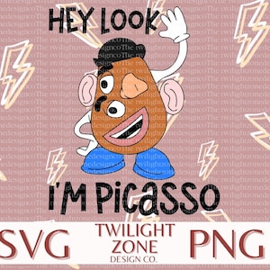 Puede incluir: Una ilustración digital de Mr. Potato Head con un fondo blanco con rayos amarillos. El texto "HEY LOOK I'M PICASSO" está en negro. El texto "SVG TWILIGHT ZONE DESIGN CO. PNG" está en marrón.