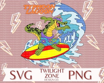 Op de afbeelding: Een groene alligator-cartoonfiguur met een paars-blauw shirt met bloemen rijdt op een geel surfboard op een blauwe golf. De tekst "TYPHOON LAGOON" staat boven de alligator. De achtergrond is een roze-wit patroon met bliksemschichten.