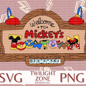 Pode incluir: Uma placa de madeira com fundo castanho e borda amarela. A placa diz "Bem-vindo ao Mickey's Toontown" em letras coloridas. As letras são decoradas com personagens do Mickey Mouse, Minnie Mouse, Pato Donald e Pateta. A placa também tem um visor digital que diz "População 82354362".