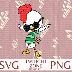 Puede incluir: Un pollo de dibujos animados con gafas de sol, una camisa a rayas verdes y blancas y un tocado rojo. El pollo está en una pose de baile con los brazos extendidos. La imagen incluye el texto "SVG" y "PNG".