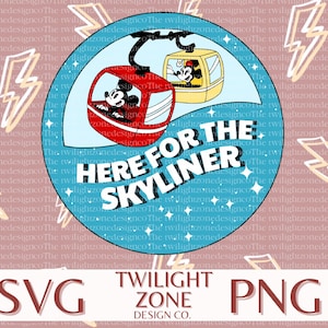 Puede incluir: Un diseño gráfico circular que muestra una góndola roja y una amarilla con Mickey y Minnie Mouse dentro. El fondo azul está lleno de estrellas blancas y el texto HERE FOR THE SKYLINER. Debajo del círculo, el texto TWILIGHT ZONE DESIGN CO. SVG PNG.