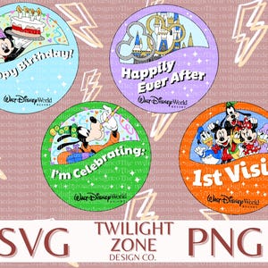 Può includere: Quattro spille circolari Walt Disney World Resort con illustrazioni colorate. Una è azzurra con Topolino e 'Happy Birthday!', una viola con un castello e 'Happily Ever After', una verde con Pippo e 'I'm Celebrating', e una arancione con personaggi e '1st Visit!'.