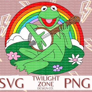 Puede incluir: Una rana verde con un banjo se sienta en una nube con un arcoíris detrás. La rana sonríe y toca el banjo. El fondo es un patrón rosa y blanco con rayos.