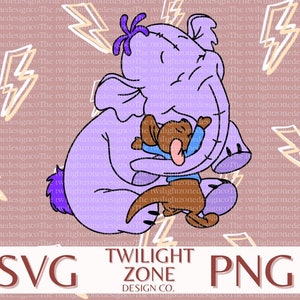 Puede incluir: Un personaje de elefante morado abraza a un personaje marrón con una camisa azul. La imagen tiene un fondo rosa con diseños de rayos y los textos "SVG" y "PNG". También está presente el texto "TWILIGHT ZONE DESIGN CO.".