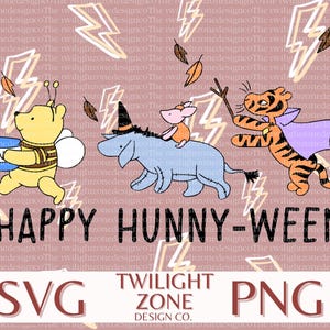 Könnte beinhalten: Digitalgrafik mit Winnie-the-Pooh-Charakteren in Halloween-Kostümen. Puuh trägt einen Honigtopf, I-Aah trägt einen Hexenhut und Tiger hat einen Umhang. Der Text lautet "HAPPY HUNNY-WEEN". Enthält SVG- und PNG-Dateitypen.