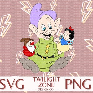Könnte beinhalten: Digitale Illustration von Dopey aus Schneewittchen, der Schneewittchen und einen weiteren Zwerg hält. Dopey trägt ein grünes Outfit und einen lila Hut. Der Text "SVG" und "PNG" ist enthalten.