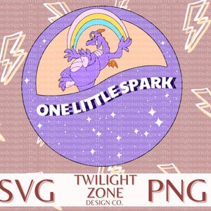 Puede incluir: Un diseño gráfico circular que muestra un dragón morado bajo un arcoíris, con el texto ONE LITTLE SPARK en una banda oscura. El fondo es un círculo morado claro con estrellas blancas, rodeado de rayos de colores claros.
