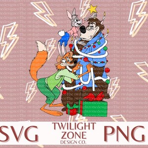 Puede incluir: Una ilustración de dibujos animados de un zorro, un conejo y un oso. El oso está envuelto en luces de Navidad y está de pie debajo de un árbol de Navidad. El zorro está sujetando el brazo del oso y el conejo está sujetando el otro brazo del oso. El fondo es un patrón rosa de rayos.