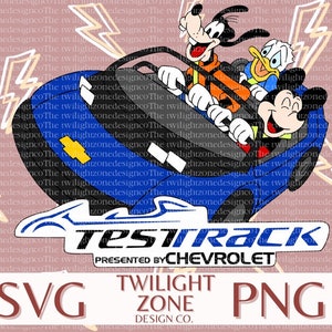 Könnte beinhalten: Mickey Mouse, Goofy und Donald Duck fahren in einem blauen Test Track-Auto mit einem Chevrolet-Logo. Das Auto fliegt mit einem pinkfarbenen und gelben Blitzhintergrund durch die Luft. Der Text "Test Track Präsentiert von Chevrolet" befindet sich unter dem Auto.