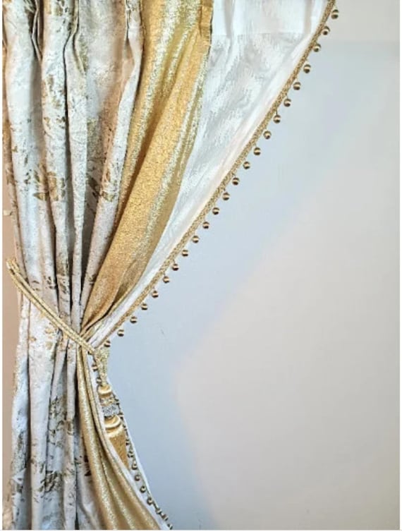 Nach Maß Creme-Beige Vorhang mit Gold Spleißen, und seitlich Tüll mit Gold Quaste trimmen Hand gemacht Vorhang für Wohnzimmer