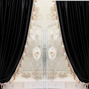 Pu&ograve; includere: Eleganti tende in velluto nero che incorniciano pannelli trasparenti ricamati. I pannelli trasparenti presentano disegni floreali e a volute con accenti oro e crema. Nappe adornano i bordi, aggiungendo un tocco di lusso al trattamento della finestra.