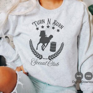 Turn N Burn Social Club Svg, Barrel Racing SVG PNG, Cricut silhouet Graveerbaar, SVG Png digitale download
