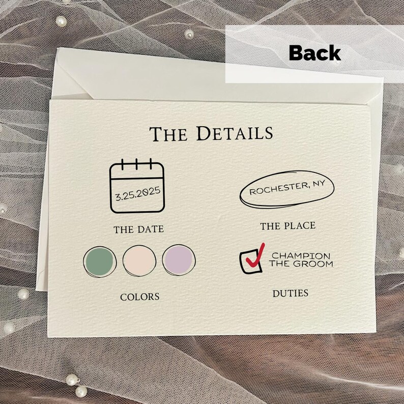 以下が含まれることがあります： 「THE DETAILS」の文字とイラストが描かれたクリーム色のカード。日付3.25.2025、場所「ROCHESTER, NY」、そして「CHAMPION THE GROOM」の役割が記載されています。カードには色のサンプルも表示されています。