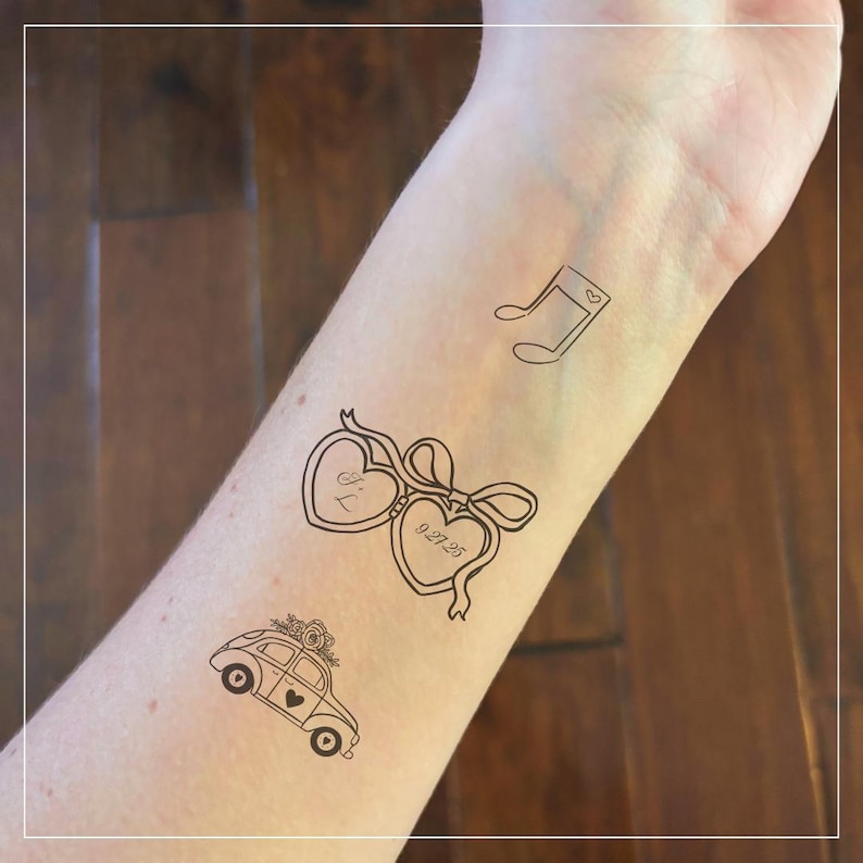 Peut inclure: Un tatouage temporaire avec trois motifs&nbsp;: une note de musique, un m&eacute;daillon avec l&rsquo;inscription &laquo;&nbsp;I'L&nbsp;&raquo; et la date &laquo;&nbsp;9.27.23&nbsp;&raquo;, et une voiture ancienne avec un sapin de No&euml;l sur le toit.