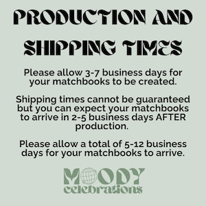 Puede incluir: Texto sobre un fondo verde claro que dice: "TIEMPOS DE PRODUCCI&Oacute;N Y ENV&Iacute;O". Detalla los tiempos de producci&oacute;n y env&iacute;o de cajas de cerillas, indicando de 3 a 7 d&iacute;as h&aacute;biles para la creaci&oacute;n y de 2 a 5 d&iacute;as h&aacute;biles para el env&iacute;o despu&eacute;s de la producci&oacute;n. El tiempo total es de 5 a 12 d&iacute;as h&aacute;biles.
