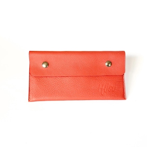 Cartera con solapa de piel color rosa salmón