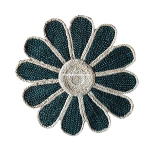 K&ouml;nnte beinhalten: Ein runder Jute-Teppich in Gr&uuml;n und Beige in Form einer Blume mit 10 Bl&uuml;tenbl&auml;ttern.
