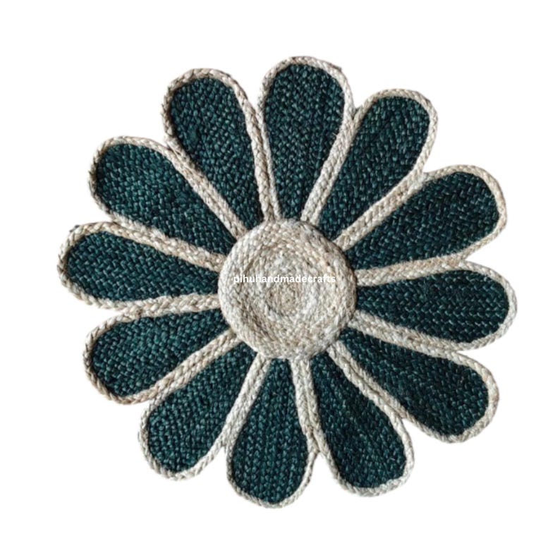 K&ouml;nnte beinhalten: Ein runder Jute-Teppich in Gr&uuml;n und Beige in Form einer Blume mit 10 Bl&uuml;tenbl&auml;ttern.