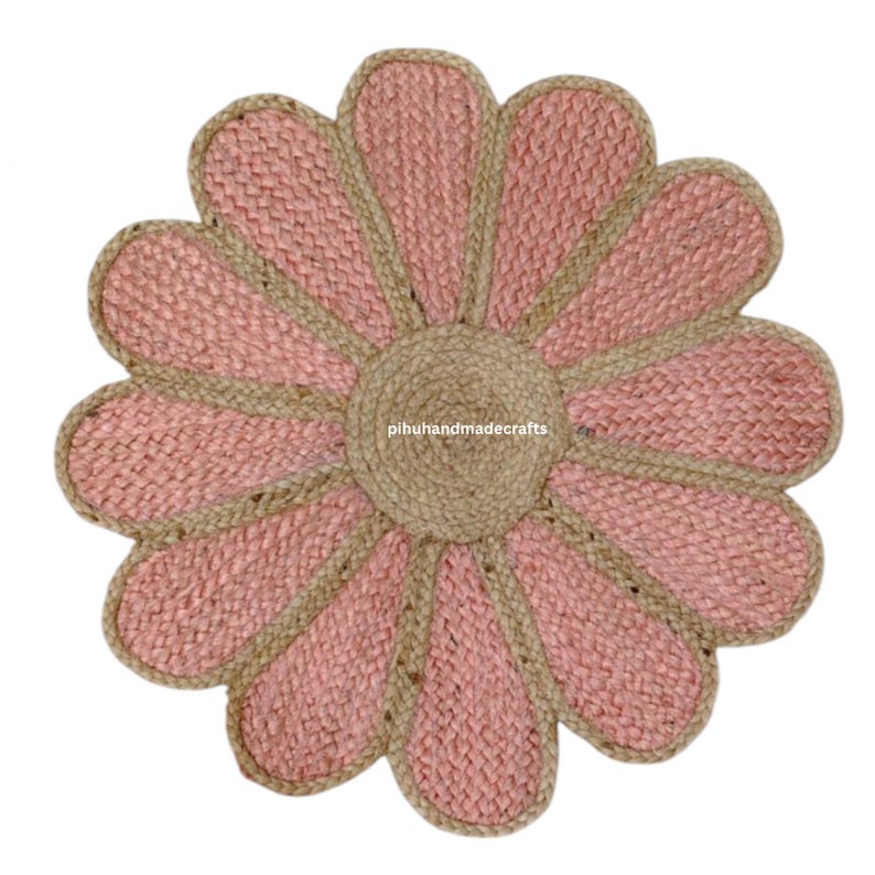 K&ouml;nnte beinhalten: Ein rosafarbener und naturfarbener Jute-Fu&szlig;abtreter in Form einer Blume. Die Matte hat eine runde Mitte und acht Bl&uuml;tenbl&auml;tter.