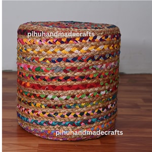 Handgeflochtener Jute-Pouf: Bunter Baumwoll-Ottomann, 35x35x35cm