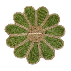 K&ouml;nnte beinhalten: Ein gr&uuml;ner und naturfarbener Jute-Fu&szlig;abtreter in Form einer Blume. Der Fu&szlig;abtreter hat einen Mittelkreis und acht Bl&uuml;tenbl&auml;tter.