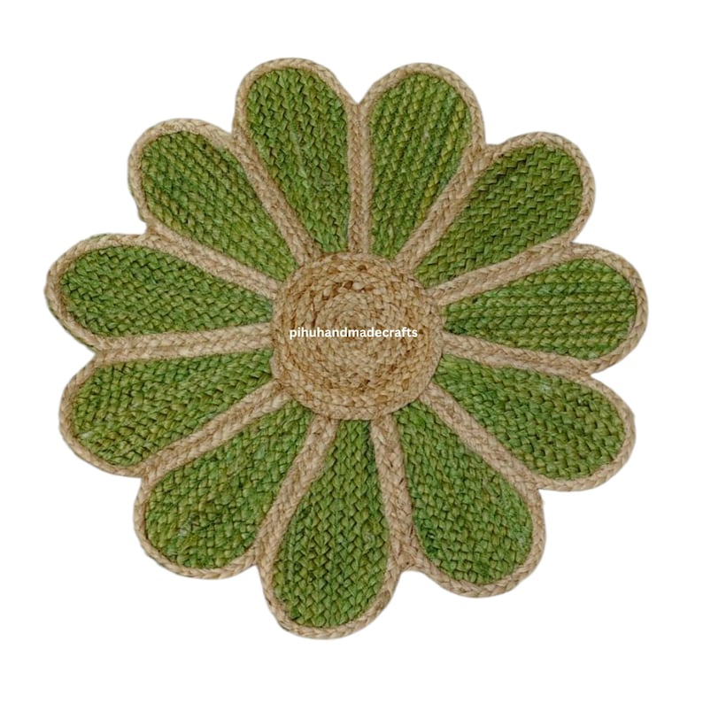 K&ouml;nnte beinhalten: Ein gr&uuml;ner und naturfarbener Jute-Fu&szlig;abtreter in Form einer Blume. Der Fu&szlig;abtreter hat einen Mittelkreis und acht Bl&uuml;tenbl&auml;tter.