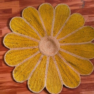 Alfombra de yute amarilla con forma de flor: redonda, trenzada a mano