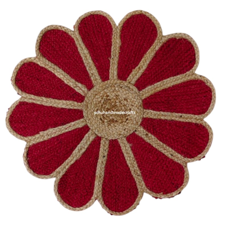 K&ouml;nnte beinhalten: Ein roter und naturfarbener Jute-Fu&szlig;abtreter in Blumenform. Der Fu&szlig;abtreter hat einen gro&szlig;en Mittelkreis und 10 Bl&uuml;tenbl&auml;tter.