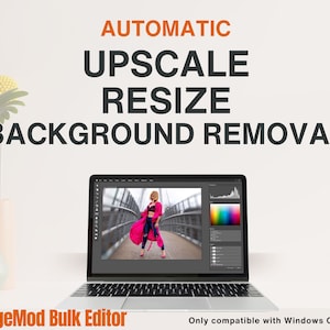 Może przedstawiać: Laptop z wyświetlanym programem o nazwie "ImageMod Bulk Editor" z tekstem "AUTOMATIC UPSCALE RESIZE BACKGROUND REMOVAL" nad laptopem. Laptop stoi na białym blacie z wazą z żółtymi kwiatami po lewej stronie.