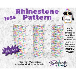 Pode incluir: Um padrão sem costura de hexágonos coloridos sobre um fundo branco. O padrão é projetado para ser usado com slides de água, vinil imprimível ou sublimação. O texto "Rhinestone Pattern 1655" está no topo da imagem. O texto "Seamless" está em um círculo roxo na parte inferior esquerda da imagem. O texto "Apply wrap directly to your 20oz skinny tumbler for perfect rhinestone placement EVERY TIME!" está no lado direito da imagem. O texto "Monochrome Rebel" está na parte inferior direita da imagem.