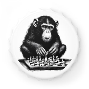 Può includere: Un'illustrazione in bianco e nero di uno scimpanzé che gioca a scacchi. Lo scimpanzé è seduto a una scacchiera con le mani sulle pedine. La scacchiera è impostata con le pedine nella posizione iniziale.