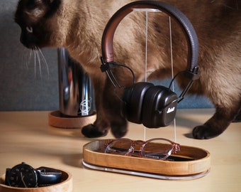 Personolized  Wood Headphone Stand with Oak Base - Perfect Men's Gift | stylish  headphone accessory, Hardwood Desk organizer gamer gift