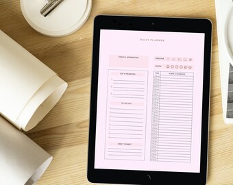 Könnte beinhalten: Ein digitales Tablet, auf dem ein Tagesplaner mit Abschnitten für "Informationen von heute", "Top 3 Prioritäten", "To-Do-Liste", "Nicht vergessen", "Zeit" und "Pläne & Zeitplan" angezeigt wird. Der Planer hat einen rosa Hintergrund und enthält Symbole für Wetter, Stimmung und andere Kategorien.
