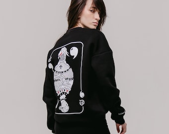 Sudadera negra oversize con parches místicos: ropa urbana unisex