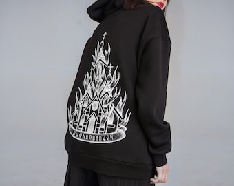 Schwarzer Unisex Übergroßer Hoodie mit Designer Gothic Brennende Kirche Print | Mystische Streetwear bedruckter Hoodie | Geschenk für Freundin