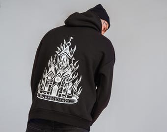 Schwarzer Unisex Oversized Hoodie mit Gothic Designer Print Brennende Kirche | Mystische Streetwear bedruckter Hoodie | Geschenk für Freund