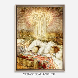 Op de afbeelding: Een ingelijste vintage prent toont drie slapende kinderen in een bed, met engelen die licht boven hen uitstralen. Het kunstwerk heeft zachte kleuren en ingewikkelde details, met de tekst "VINTAGE CHARM CORNER" onderaan.