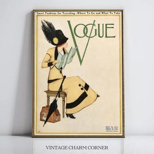 Peut inclure: Impression d'art de couverture de magazine Vogue vintage. L'œuvre d'art représente une femme en robe jaune et chapeau noir lisant un magazine. Le logo Vogue est en vert. Le texte se lit « Smart Fashions for Traveling - Where To Go and What To Take ».