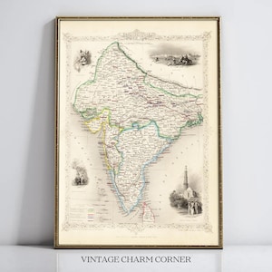 Puede incluir: Mapa vintage enmarcado de la India con detalles geográficos, ciudades y fronteras. El mapa está en un marco dorado y presenta ilustraciones de personas y edificios. El texto "VINTAGE CHARM CORNER" está en la parte inferior.