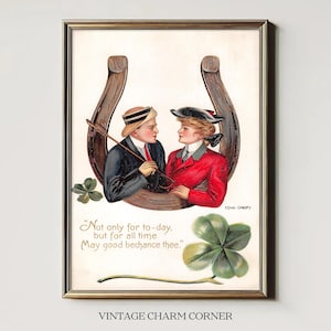 Cartolina d'epoca dei primi anni del 1900 con amanti a ferro di cavallo, biglietto di auguri con trifoglio e frustino, decorazione artistica ispirata al giorno di San Patrizio stampabile