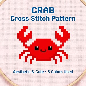 Può includere: Un modello a punto croce con un design a granchio rosso. Il testo "CRAB Cross Stitch Pattern" è visualizzato sopra il granchio, con "Aesthetic & Cute • 3 Colors Used" sotto. Il disegno è su tessuto rosa chiaro.