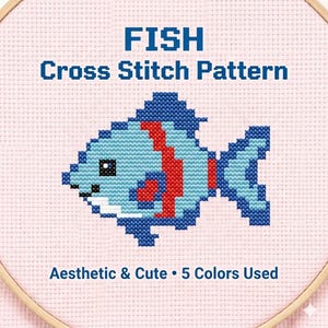 Può includere: Un modello a punto croce con un pesce pixelato blu, rosso e bianco. Il testo "FISH Cross Stitch Pattern" è sopra il pesce. Il testo "Aesthetic & Cute • 5 Colors Used" è sotto, tutto su sfondo rosa.