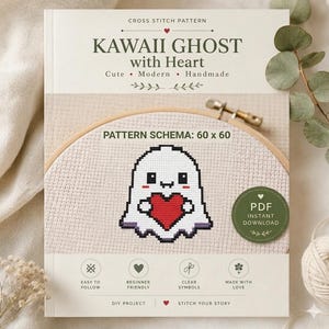 Può includere: Un documento con schema a punto croce intitolato Kawaii Ghost with Heart. La copertina presenta un grafico di un fantasma bianco che tiene un cuore rosso, con uno schema 60 x 60. Il testo include Cute, Modern, Handmade e PDF Instant Download.