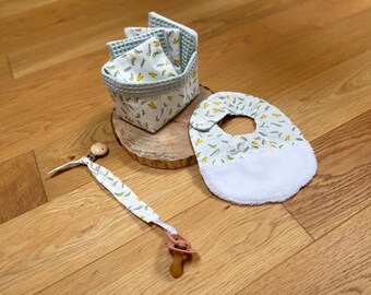 Baby birth box: bib, pacifier clip, wipes and storage basket