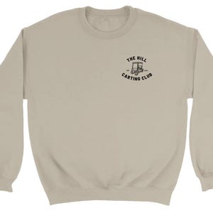 Dostępny do odbioru osobistego - The Hill Carting Club - Czarne logo na klatce piersiowej - Bluza z okrągłym dekoltem typu unisex