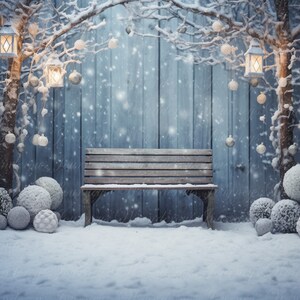 Puede incluir: Escena invernal con un banco de madera cubierto de nieve. Árboles con faroles y adornos enmarcan el banco, con arbustos cubiertos de nieve y un fondo de madera azul. La escena evoca un ambiente acogedor y festivo.
