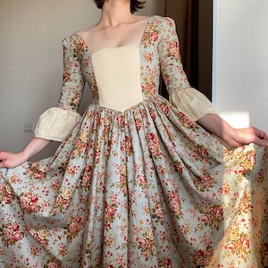Vintage Cotton Cottagecore Dress with floral patterns, 18th century vintage dress with cuffs on sleeves