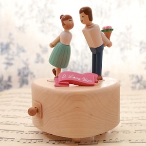 ロマンチックな回転プロポーズオルゴール | 花と木製のカップル | バレンタイン、プロポーズ、記念日、結婚式に最適